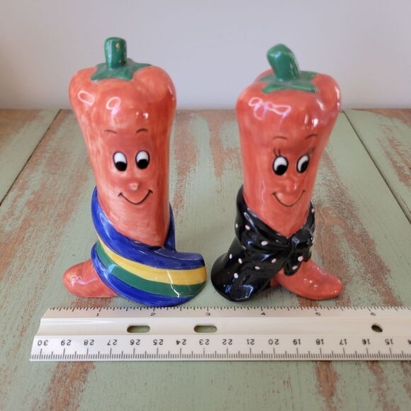 Charming Vintage Anthropomorphic Carrot Salt & Pepper Collectible Shakers - Picture 7 of 12